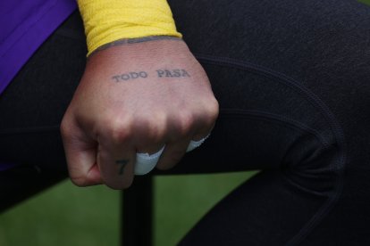 Piedra tiene una frase que lo guía y es “Todo pasa” (que la tiene tatuada en la mano izquierda) porque en la vida nada es para siempre, lo bueno o lo malo pasa, no se queda.