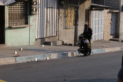 Los agentes recogieron indicios de la vereda.