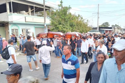 Ciudadanos le dieron el último adiós a la familia.