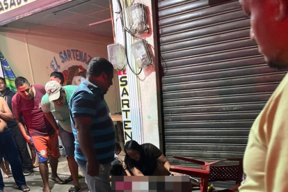 Ciudadano observan la escena del crimen en el asadero de Santa Lucía.