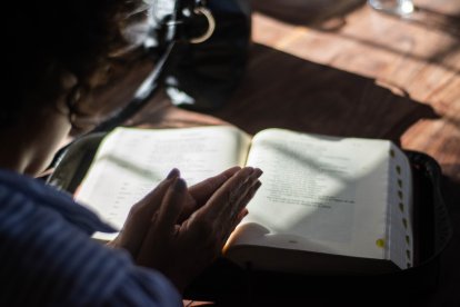 En 2024 un hombre dejó su profesión de profesor de inglés para encerrar a su esposa e hijas, movido por una obsesión religiosa.