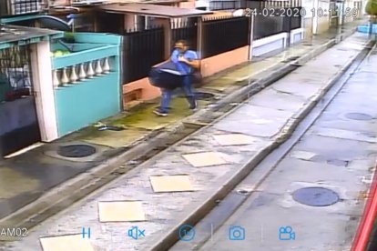 Según las pericias, Érik Ortega también ejerció violencia psicológica contra Adriana Camacho. Aquí, cuando huía tras asesinarla a ella y a su hijo en una casa de La Pradera.