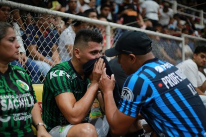 ´Profe Augusto´ brinda instrucciones a Rubén Valencia durante la semifinal ante Mineros.