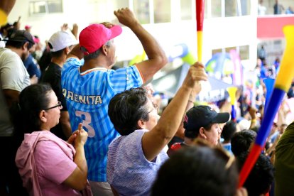 Aficionados de Astilleros durante la clasificación a la final, venciendo a Caciques.