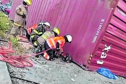 El cuerpo de la joven quedó aplastado por el contenedor. Bomberos intervinieron para rescatarlo.