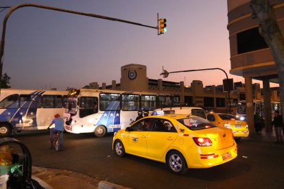 Gran ‘trancón’ en hora pico en las calles Lorenzo de Garaycoa y Clemente Ballén.