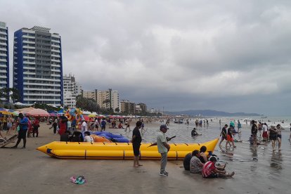 La playa de Tonsupa fue una de las más concurridas este fin de semana. La mayoría de turistas llegaron desde la Sierra.