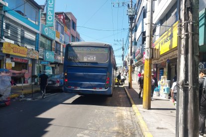 En este sitio se impactó el auto con su conductor todavía herido. Sucedió en Cotocollao.