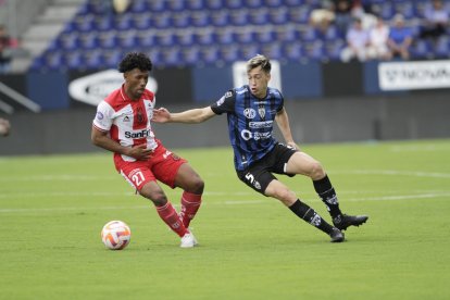 El defensor argentino Richard Schunke (d) es uno de los baluartes del buen momento por el que pasa Independiente del Valle.
