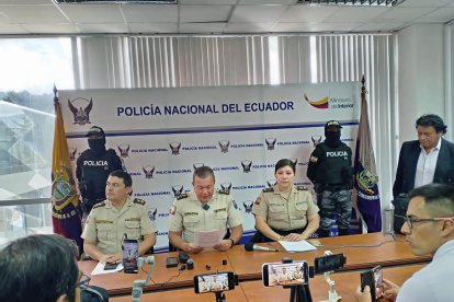 La Policía halló un revólver y municiones en poder de los extranjeros detenidos, informó el coronel Jimmy Viteri, jefe de la Subzona de Policía en Tungurahua.