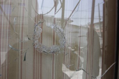 Agentes de Criminalística levantan evidencias en la escena del tiroteo ocurrido en el Guasmo Central, que dejó dos muertos y cuatro heridos.