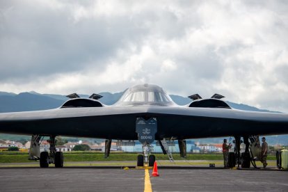 El bombardero furtivo B-2 es un ícono de la Fuerza Aérea de EE.UU., capaz de misiones intercontinentales de largo alcance.