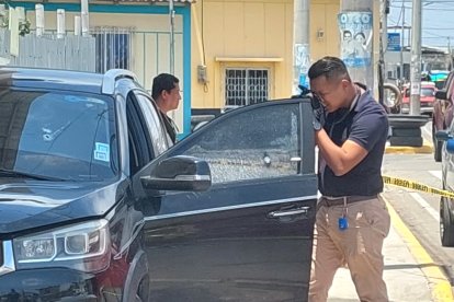 Los peritos de la policía efectuaron la revisión exhaustiva del carro atacado