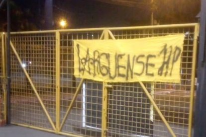 Esta fue la bandera con la que los socios de Barcelona esperaron al presidente Antonio Álvarez en el exterior del estadio.