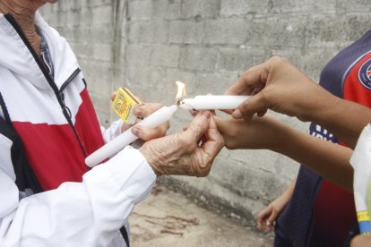 En el lugar del crimen encendieron velas para mantener su memoria entre sus familiares.