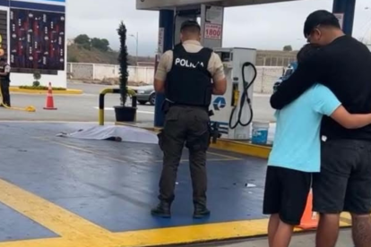 Familiares de la víctima llegaron al lugar entre gritos y llanto, protagonizando escenas de profundo dolor mientras se desarrollaban las primeras diligencias investigativas.