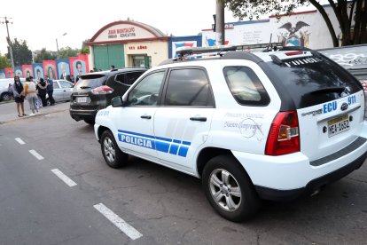 La presencia de policías en los exteriores de los planteles es una estrategia del plan.
