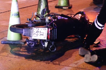 La motocicleta de la fallecida quedó destruida.