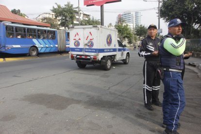 Familiares y allegados llegaron al lugar del siniestro, donde un joven motociclista perdió la vida en un trágico accidente.