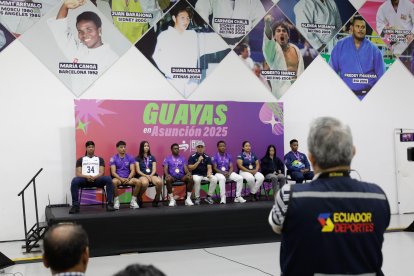 Roberto Ibáñez Romero OLY (c), presidente de Fedeguayas, durante el homenaje a los deportistas.