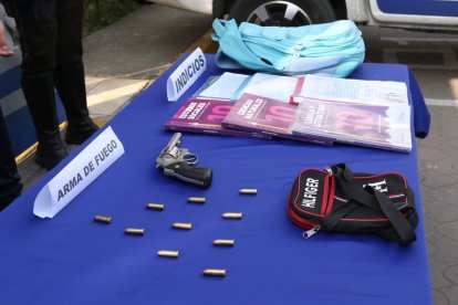 La pistola, las municiones y la mochila con cuadernos donde fue encontrada el arma fueron entregadas como evidencia.