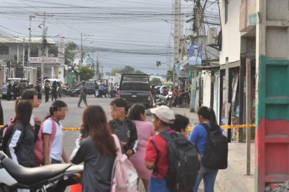 En la vía Interbarrial dos hermanos fueron disparados en un local de venta de frutas. Uno falleció