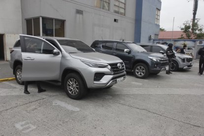 También incautaron vehículos que encontraron en la vivienda.