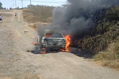 El automóvil, vinculado al grupo delictivo Los Lobos, fue incinerado tras el crimen.