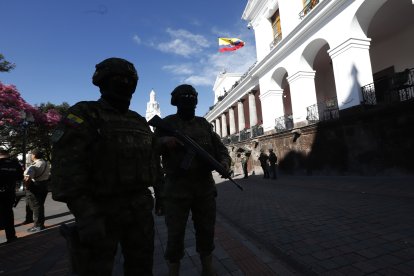 Hubo decenas de militares y policías en las afueras del Palacio de Carondelet