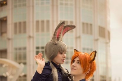 Disfrazarse en pareja y escribir guiones para la intimidad puede ser creativo para escapar de la monotonía.