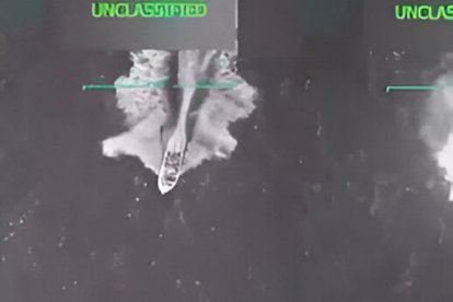 Captura de pantalla del instante en que se prepara un ataque ordenado por Trump para derribar a la lancha de origen venezolano.