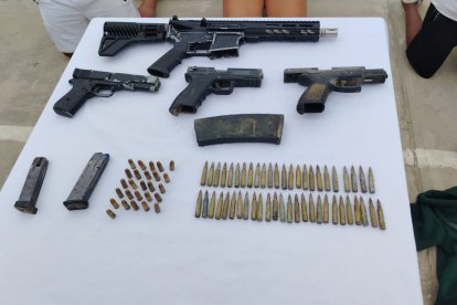 Armas decomisadas a los detenidos.