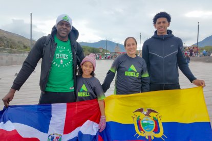 De izquierda a derecha: Reggie Luis (padre), Rylee Luis (hermana), Verónica Luis (mamá) y Rj Luis Jr. durante su visita a la Mitad del Mundo