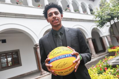 RJ Luis Jr visitó la casa de gobierno en Quito