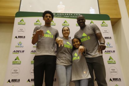 RJ Luis Jr. (i) pasó tiempo con su familia en Ecuador, conociendo varios lugares en Quito y Cuenca