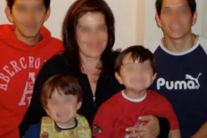 Mónica y sus nietos muchos años antes de su muerte violenta en la calle Pedregal.