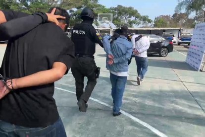 Momentos en que los sospechosos son llevados por la Policía.
