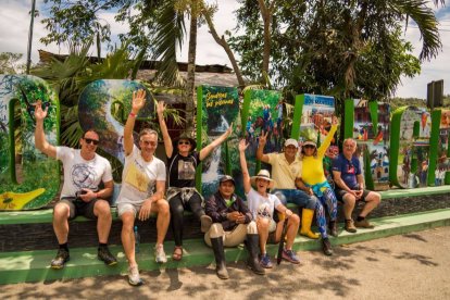 Turistas y comuneros en Dos Mangas se enlazan para el recorrido entre naturaleza.