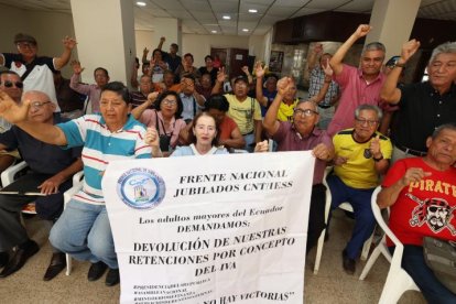 Un grupo de adultos mayores pide que el Servicio de Rentas Internas les devuelva el IVA.