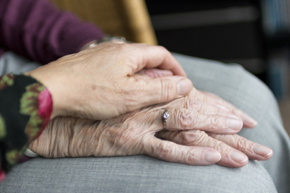 Adultos mayores reclaman por la devolución del IVA.