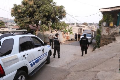 Agentes cerraron la calle mientras se realizaba la recopilación de información.