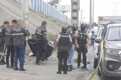 Los restos humanos estaban dentro de una funda plástica negra, con las manos y pies amarrados. Policías llegaron al lugar.