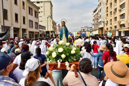 Cientos de devotos caminaron y oraron por la avenida Machala de Guayaquil.