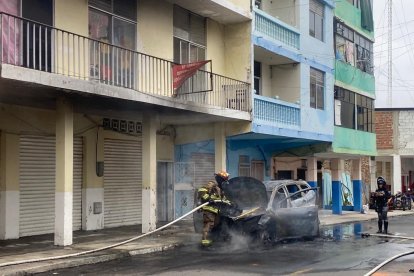 Un vehículo fue incinerado en la Calle 104, a unas seis cuadras del ataque armado