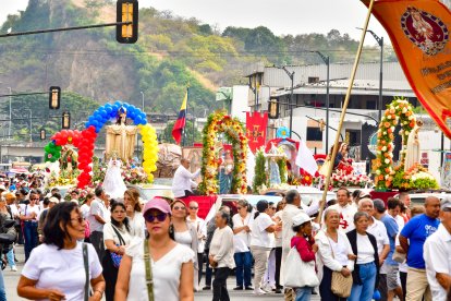 En el recorrido llevaron representaciones de las diferentes advocaciones marianas en la ciudad.
