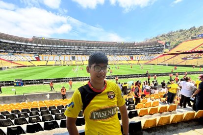 Nicolás Riofrío cumplió su sueño de ver entrenar a Piero Hincapié.