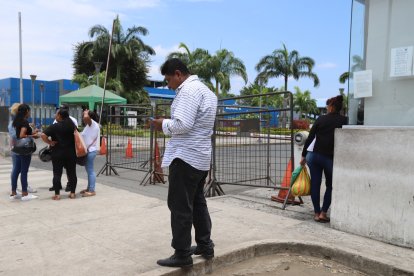 El hermano de Luis Cruz Peralta llegó a la morgue a retirar su cuerpo.