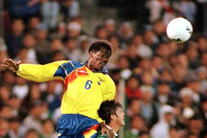 Ecuador's Holger Quinonez (L) gets over Mexico's Ramon Ramirez for a header during a friendly soccer match 23 October in Oakland, California. The two top teams from the Western Hemisphere take a break from the pressures of qualifying for the World Cup 1998 for an international friendly match. Ecuador defeated Mexico, 1-0. AFP PHOTOS John G. MABANGLO (Photo by JOHN G. MABANGLO / AFP)
