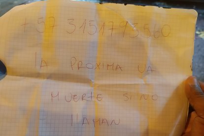 Esta advertencia dejaron en el inmueble donde lanzaron un artefacto que provocó severos daños.