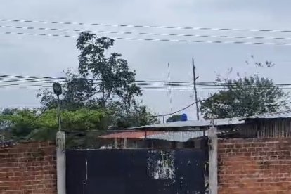 Su colaborador salió corriendo y cayó abatido en la parte externa del cerramiento.